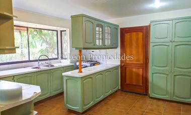 Leon Propiedades vende casa en condominio Valle los Naranjos, Curacaví.