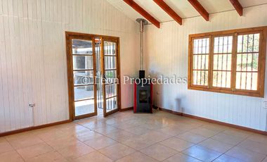 Leon Propiedades vende hermosa parcela de 2ha, con 2 casas en condominio el Mauco, Curacaví