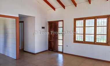 Leon Propiedades vende hermosa parcela de 2ha, con 2 casas en condominio el Mauco, Curacaví