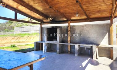 Leon Propiedades vende hermosa parcela de 2ha, con 2 casas en condominio el Mauco, Curacaví