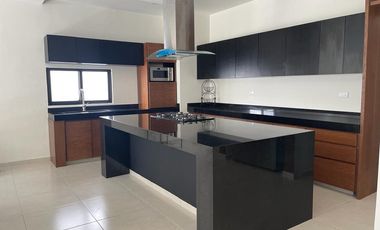 Casa en venta en Playa del Carmen - 5 habitaciones y alberca privada