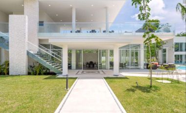 Villa con jardín Terraza y Casa club con muchas amenidades, en venta, Mayakoba, Playa del Carmen.