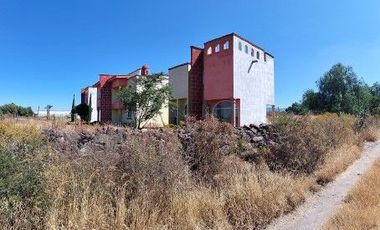 SE VENDE TERRENO CON CONSTRUCCIÓN