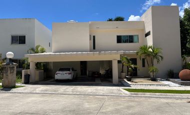 Casa con terraza, jardín y alberca privada, en venta, Villa Magna, Cancun.