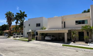 Casa con terraza, jardín y alberca privada, en venta, Villa Magna, Cancun.