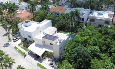 Casa con terraza, jardín y alberca privada, en venta, Villa Magna, Cancun.