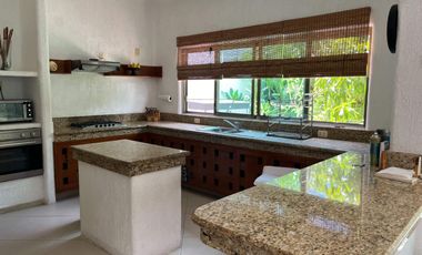 Casa con terraza, jardín y alberca privada, en venta, Villa Magna, Cancun.