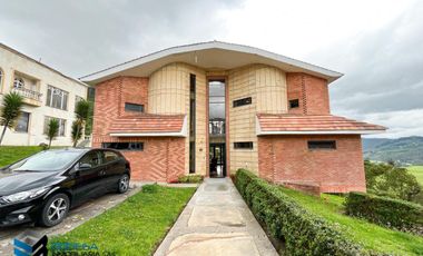 CASA CON HERMOSA VISTA UBICADA EN LA PARTE ALTA DEL CLUB APOSENTOS (BRICEÑO)