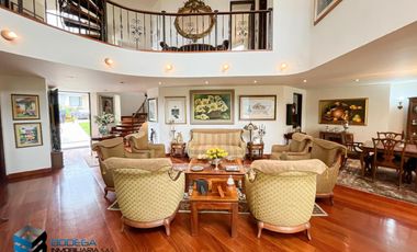 CASA CON HERMOSA VISTA UBICADA EN LA PARTE ALTA DEL CLUB APOSENTOS (BRICEÑO)