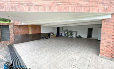 CASA CON HERMOSA VISTA UBICADA EN LA PARTE ALTA DEL CLUB APOSENTOS (BRICEÑO)