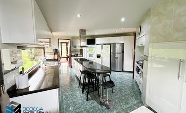 CASA CON HERMOSA VISTA UBICADA EN LA PARTE ALTA DEL CLUB APOSENTOS (BRICEÑO)