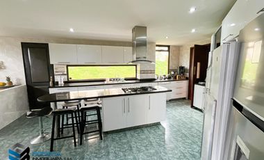 CASA CON HERMOSA VISTA UBICADA EN LA PARTE ALTA DEL CLUB APOSENTOS (BRICEÑO)