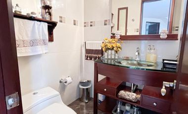 CASA CON HERMOSA VISTA UBICADA EN LA PARTE ALTA DEL CLUB APOSENTOS (BRICEÑO)