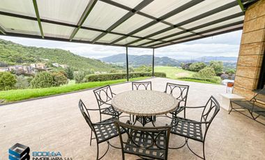 CASA CON HERMOSA VISTA UBICADA EN LA PARTE ALTA DEL CLUB APOSENTOS (BRICEÑO)