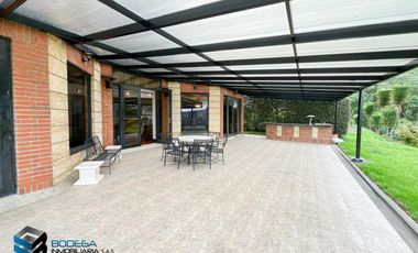 CASA CON HERMOSA VISTA UBICADA EN LA PARTE ALTA DEL CLUB APOSENTOS (BRICEÑO)