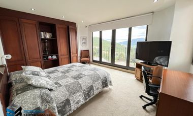 CASA CON HERMOSA VISTA UBICADA EN LA PARTE ALTA DEL CLUB APOSENTOS (BRICEÑO)