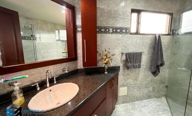 CASA CON HERMOSA VISTA UBICADA EN LA PARTE ALTA DEL CLUB APOSENTOS (BRICEÑO)