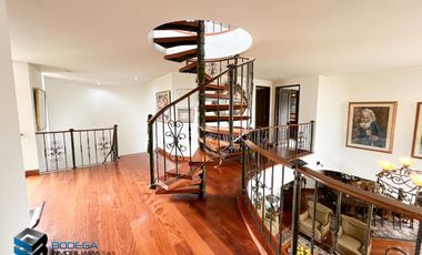 CASA CON HERMOSA VISTA UBICADA EN LA PARTE ALTA DEL CLUB APOSENTOS (BRICEÑO)