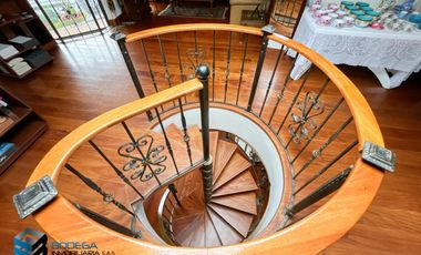 CASA CON HERMOSA VISTA UBICADA EN LA PARTE ALTA DEL CLUB APOSENTOS (BRICEÑO)