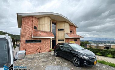 CASA CON HERMOSA VISTA UBICADA EN LA PARTE ALTA DEL CLUB APOSENTOS (BRICEÑO)