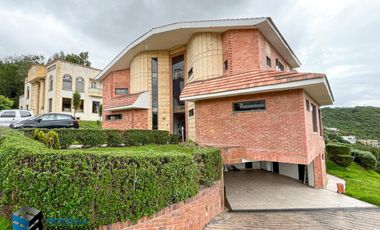 CASA CON HERMOSA VISTA UBICADA EN LA PARTE ALTA DEL CLUB APOSENTOS (BRICEÑO)