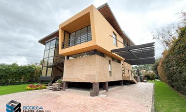 CASA CON EXCELENTE  VISTA HACIA EL LAGO.  SUPERMODERNA -  CLUB APOSENTOS (BRICEÑO)