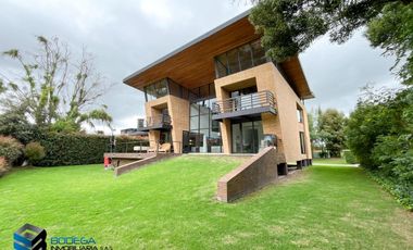 CASA CON EXCELENTE  VISTA HACIA EL LAGO.  SUPERMODERNA -  CLUB APOSENTOS (BRICEÑO)