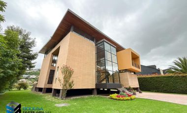 CASA CON EXCELENTE  VISTA HACIA EL LAGO.  SUPERMODERNA -  CLUB APOSENTOS (BRICEÑO)