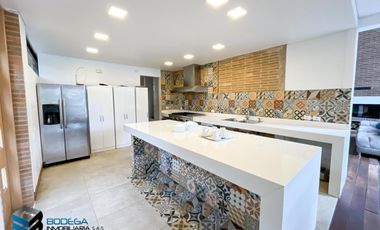 CASA CON EXCELENTE  VISTA HACIA EL LAGO.  SUPERMODERNA -  CLUB APOSENTOS (BRICEÑO)