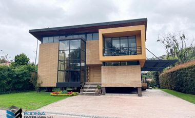 CASA CON EXCELENTE  VISTA HACIA EL LAGO.  SUPERMODERNA -  CLUB APOSENTOS (BRICEÑO)