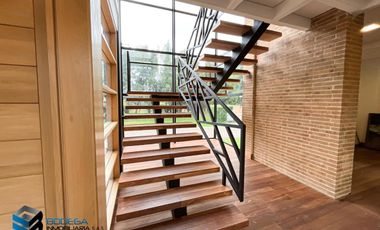 CASA CON EXCELENTE  VISTA HACIA EL LAGO.  SUPERMODERNA -  CLUB APOSENTOS (BRICEÑO)