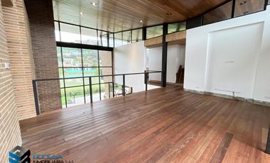 CASA CON EXCELENTE  VISTA HACIA EL LAGO.  SUPERMODERNA -  CLUB APOSENTOS (BRICEÑO)