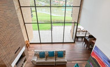 CASA CON EXCELENTE  VISTA HACIA EL LAGO.  SUPERMODERNA -  CLUB APOSENTOS (BRICEÑO)