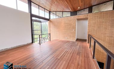 CASA CON EXCELENTE  VISTA HACIA EL LAGO.  SUPERMODERNA -  CLUB APOSENTOS (BRICEÑO)