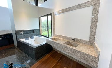 CASA CON EXCELENTE  VISTA HACIA EL LAGO.  SUPERMODERNA -  CLUB APOSENTOS (BRICEÑO)