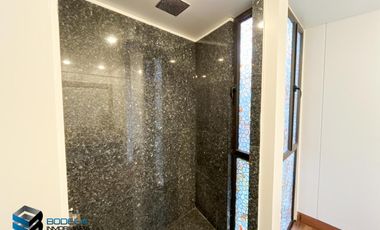 CASA CON EXCELENTE  VISTA HACIA EL LAGO.  SUPERMODERNA -  CLUB APOSENTOS (BRICEÑO)