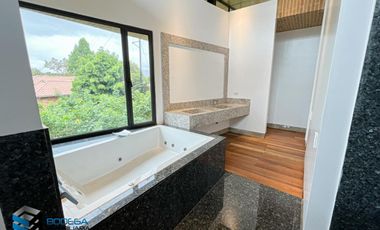 CASA CON EXCELENTE  VISTA HACIA EL LAGO.  SUPERMODERNA -  CLUB APOSENTOS (BRICEÑO)