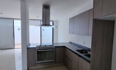 Descubre la oportunidad de vivir en un espacio tranquilo y agradable en esta excelente casa en renta en el Fraccionamiento Triventi