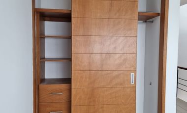 Descubre la oportunidad de vivir en un espacio tranquilo y agradable en esta excelente casa en renta en el Fraccionamiento Triventi