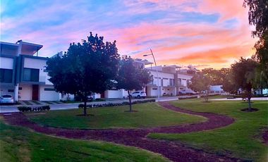 Descubre la oportunidad de vivir en un espacio tranquilo y agradable en esta excelente casa en renta en el Fraccionamiento Triventi