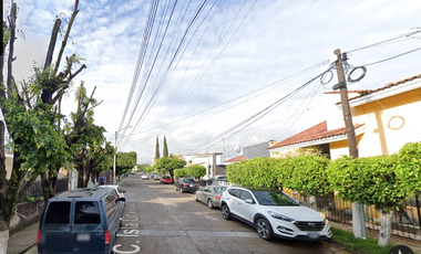 ¡Atención Inversionistas! ¡Excelente Casa oportunidad en Jardines Del Sur!