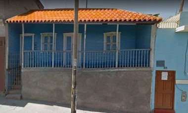 VENDO CASA EN CENTRO DE MOLLENDO