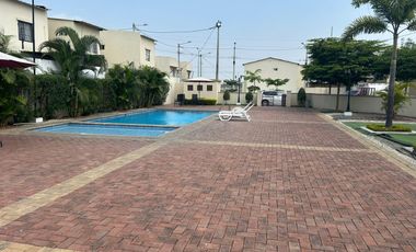 Vendo o alquilo casa en Gran Vittoria de 3 dormitorios con patio y BBQ