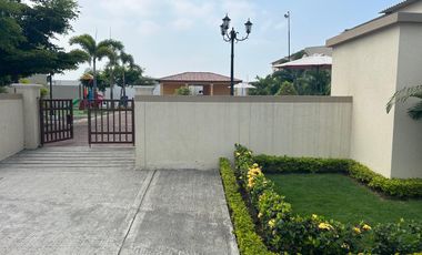 Vendo o alquilo casa en Gran Vittoria de 3 dormitorios con patio y BBQ