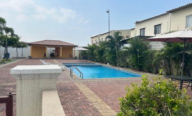 Vendo o alquilo casa en Gran Vittoria de 3 dormitorios con patio y BBQ