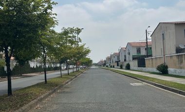 Vendo o alquilo casa en Gran Vittoria de 3 dormitorios con patio y BBQ