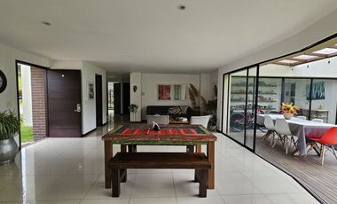 Hermosa propiedad campestre de un solo nivel en venta en el sector de la Florida.