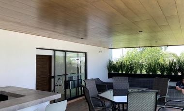 CASA CON RECÁMARA EN PLANTA BAJA LOMAS DE ANGELÓPÓLIS CLÚSTER CON ALBERCA