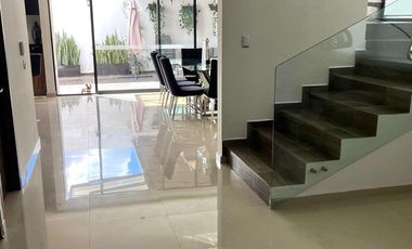 CASA CON RECÁMARA EN PLANTA BAJA LOMAS DE ANGELÓPÓLIS CLÚSTER CON ALBERCA