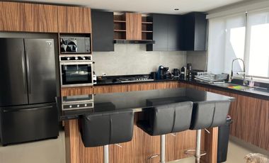 CASA CON RECÁMARA EN PLANTA BAJA LOMAS DE ANGELÓPÓLIS CLÚSTER CON ALBERCA